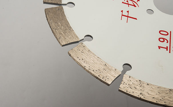 大理石鋸片在切割過(guò)程中搖擺是怎么回事呢？